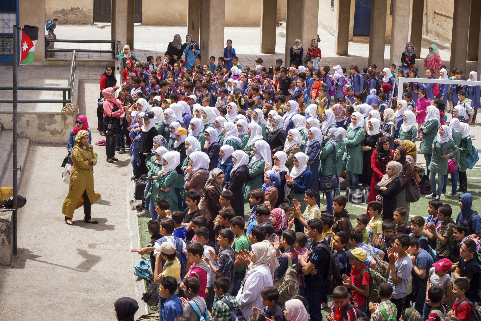 In the morning shift, there is no seventh grade, because Al-Arqam officially only has six grade levels. However, since many Syrian children have a gap in their educational careers, the school offers a seventh grade especially for them before they graduate. They are between 13 and 16 years old.