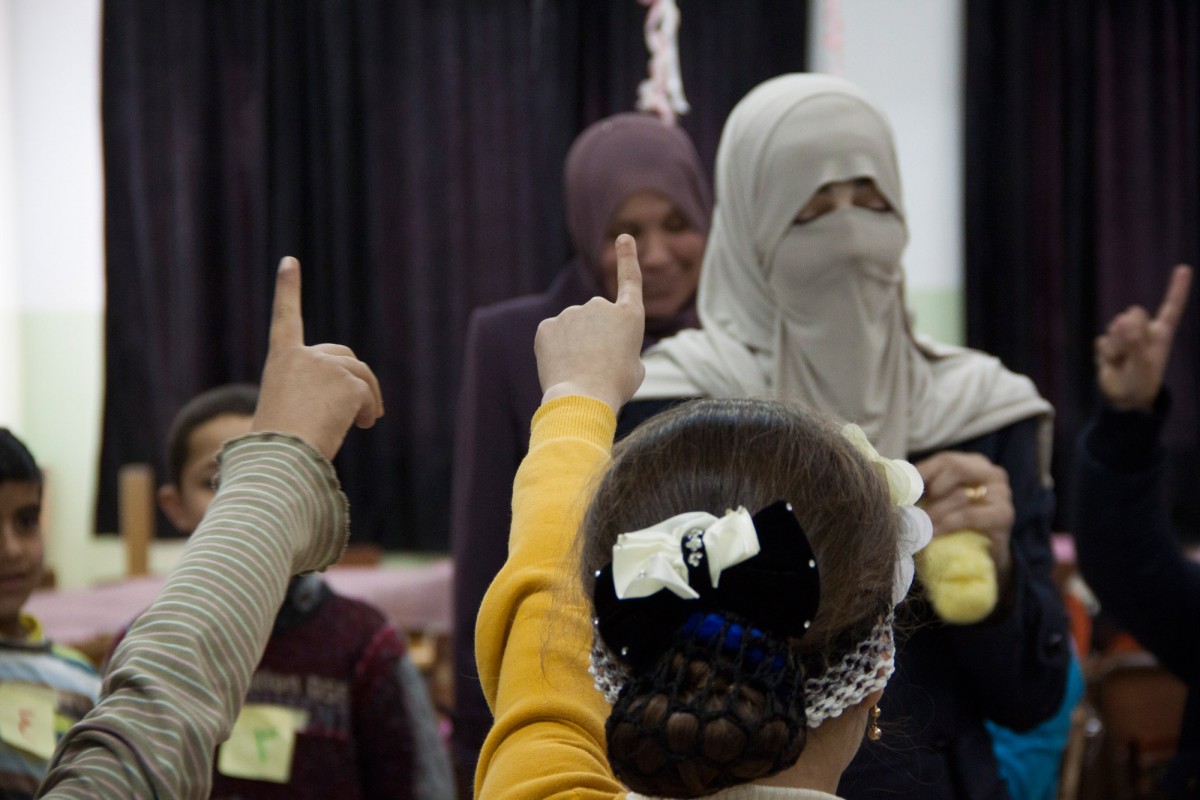 On Saturdays Jordanian and Syrian students come together to learn. Using playful methods, they study English, mathematics, reading, writing, or the hours of the day together.